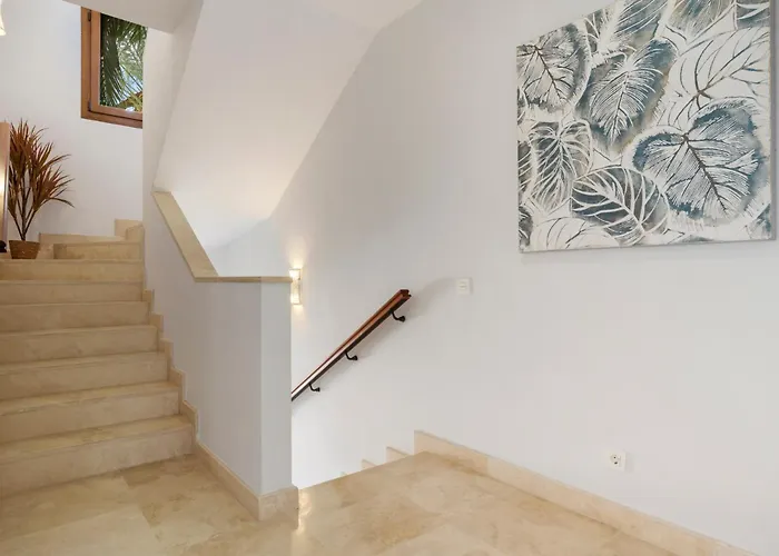 Townhouse In Paraiso 펜션 에스테포나