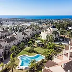 Townhouse In Paraiso 펜션 에스테포나